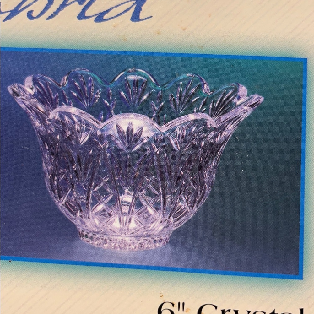 Crystal Bowl - Elegant Clear Design - Picture 2 of 4